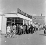 126472 Afbeelding van wachtende klanten voor de ingang van Radio Actief (Catharijnesingel 21) te Utrecht in verband met ...